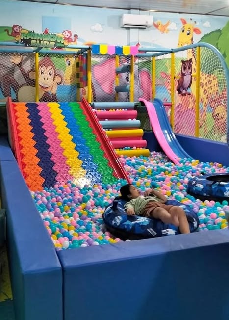 Anak bermain dengan bola plastik warna-warni